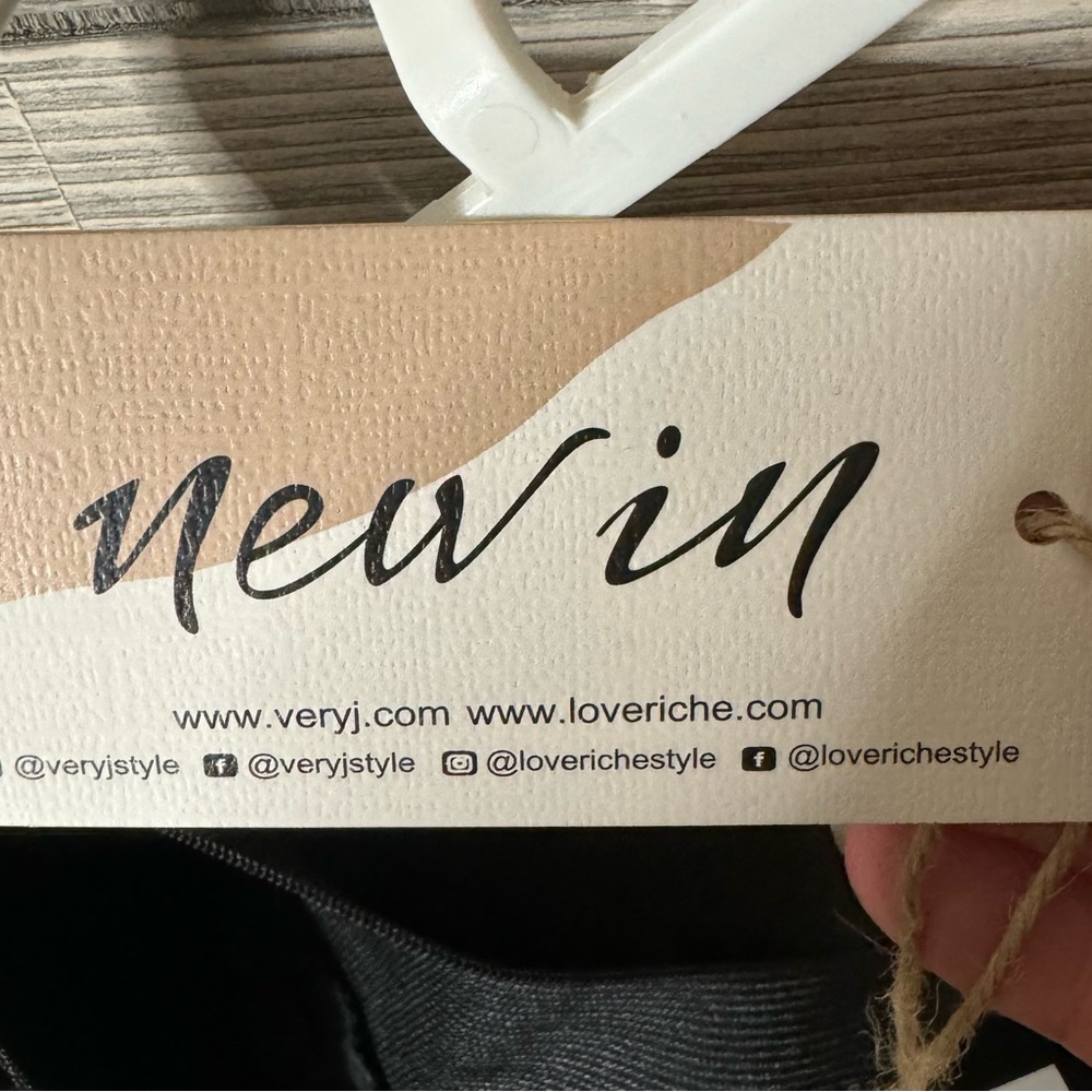 Black pleated mini skirt with an elastic waist and lined with shorts Size Medium - Picture 7 of 12